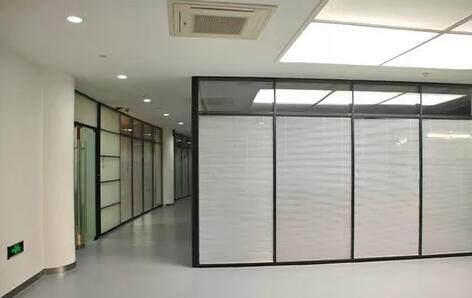 青岛崂山区盛和大厦办公室屏风隔断效果图
