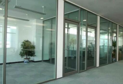 青岛聚豪大厦钢化玻璃办公隔断设计安装施工现场
