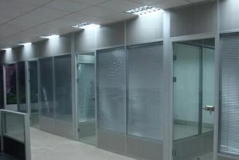 青岛合肥路办公室玻璃屏风隔断生产定制安装